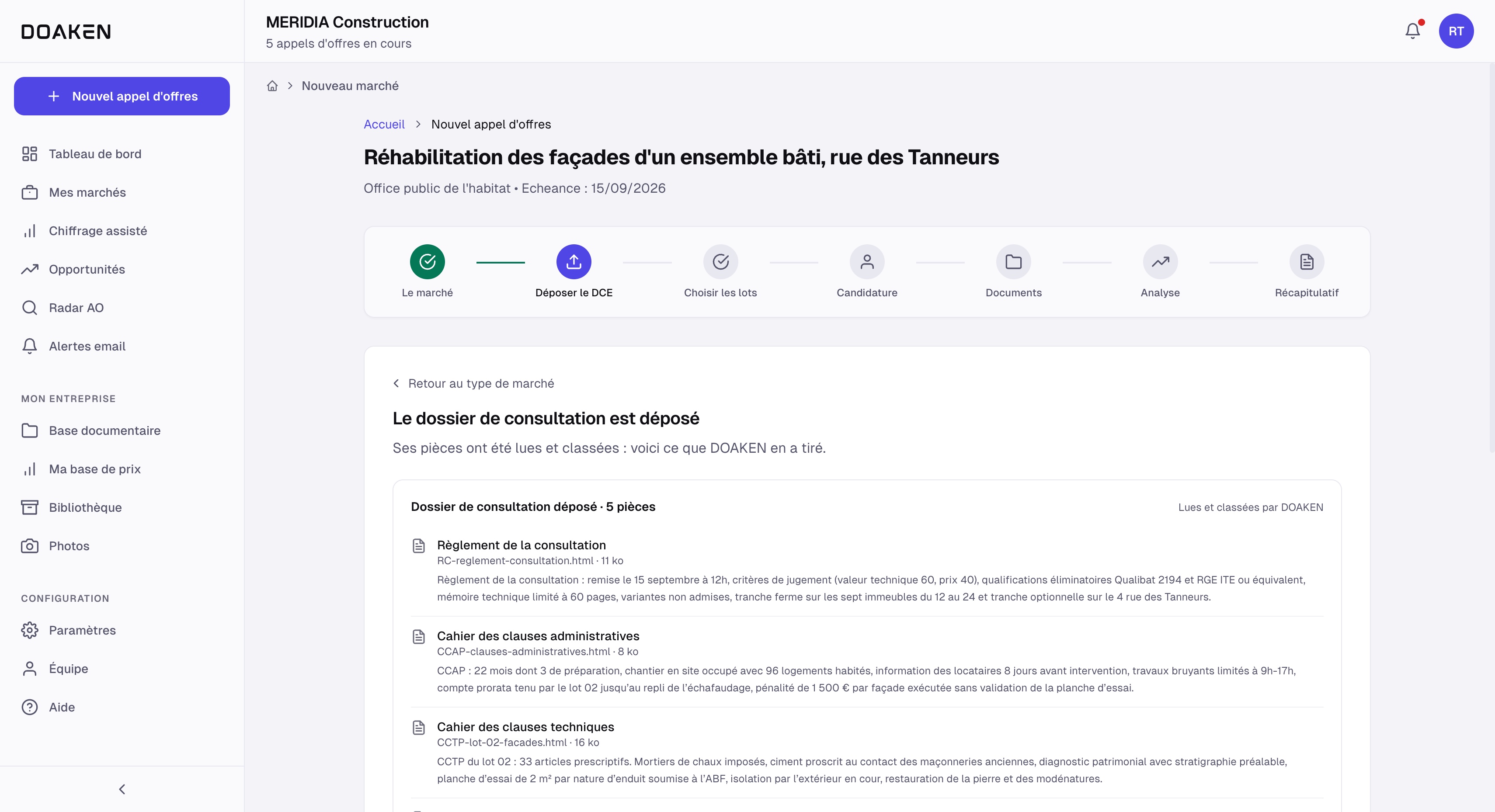 L'écran de dépôt du DCE dans DOAKEN : le parcours en sept étapes en haut, puis les cinq pièces du dossier déposées, lues et classées, chacune résumée par ce que DOAKEN en a tiré : critères de jugement du règlement de consultation, contraintes du CCAP, articles prescriptifs du CCTP